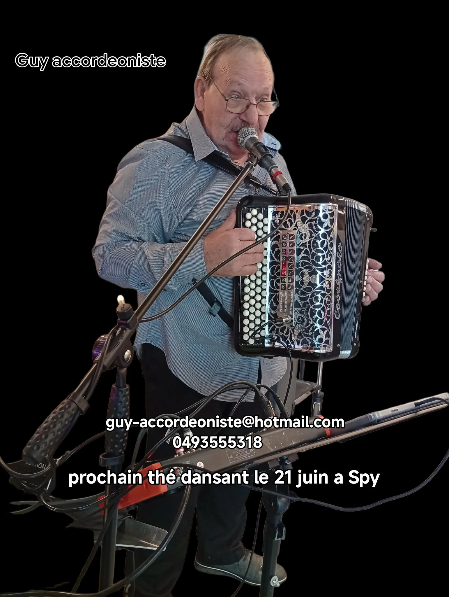Guy Dejaifve en prestation avec micro et accordéon