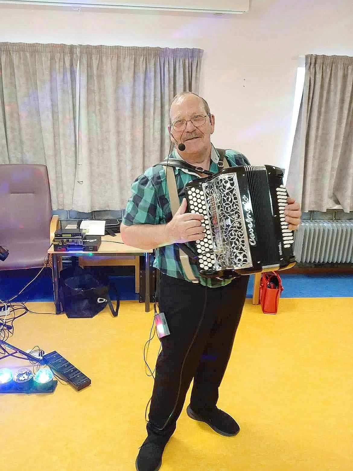 Guy Dejaifve debout avec son accordéon