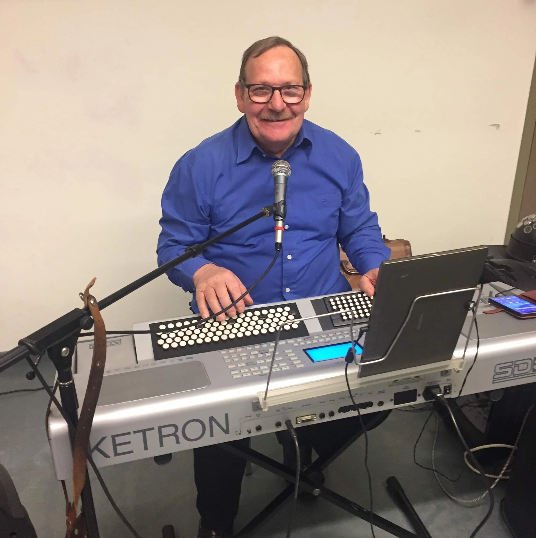 Guy Dejaifve derrière son clavier et sa sono