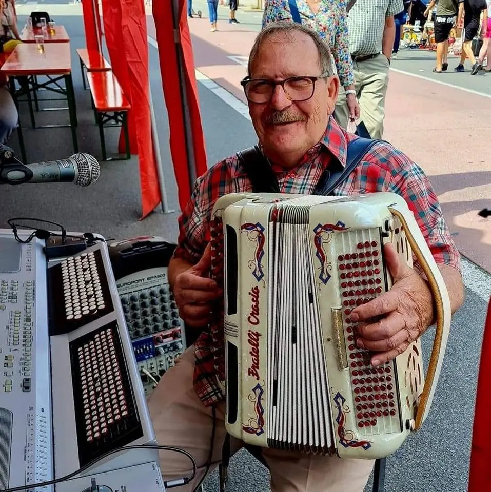 Accordéon chromatique blanc lors d'un événement