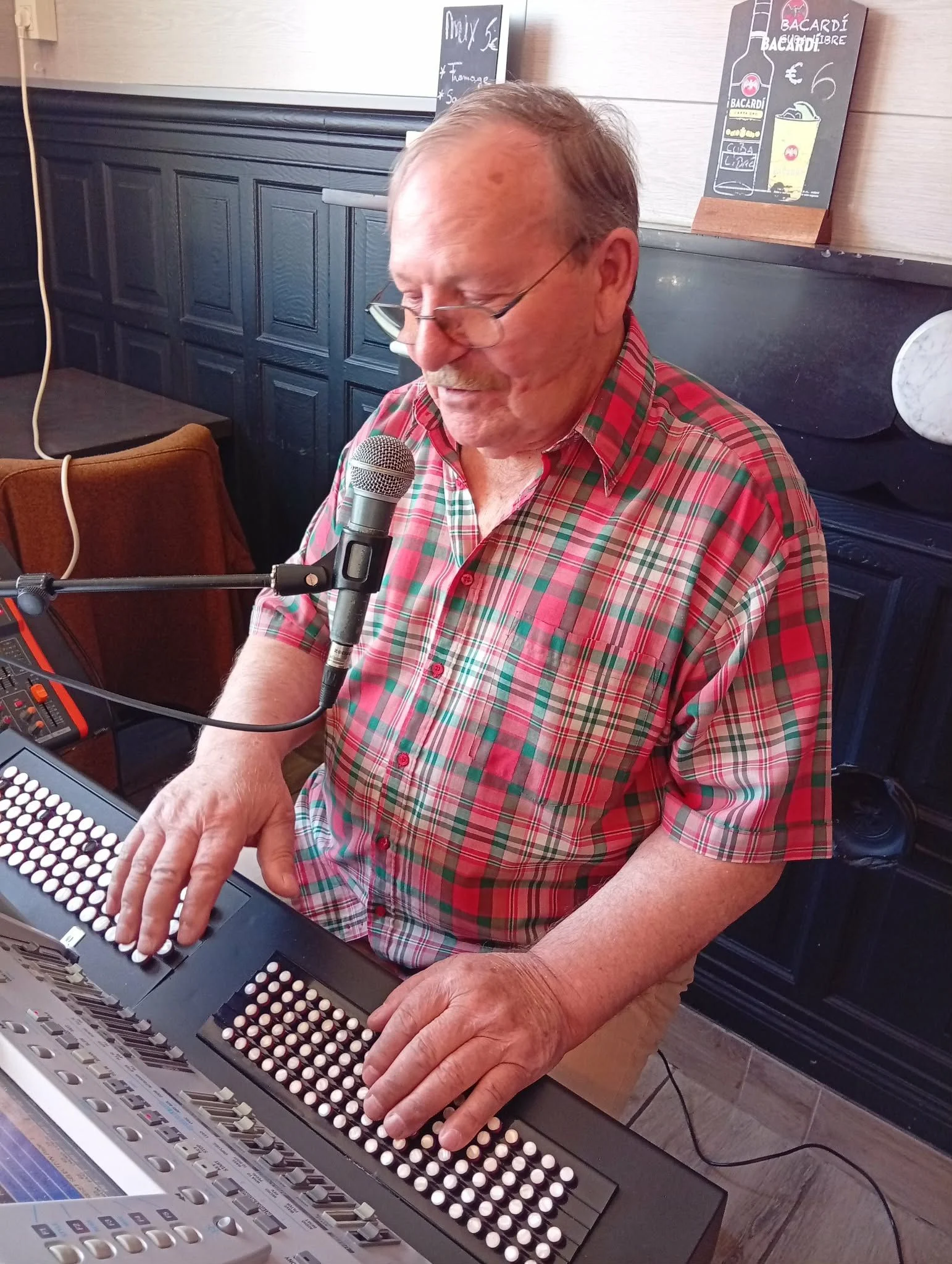 Guy Dejaifve au clavier pendant une animation
